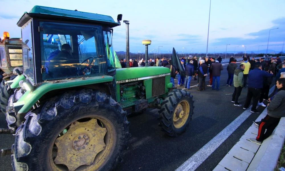 Με 50 τρακτέρ οι αγρότες των Γρεβενών έκλεισαν το κέντρο της πόλης
